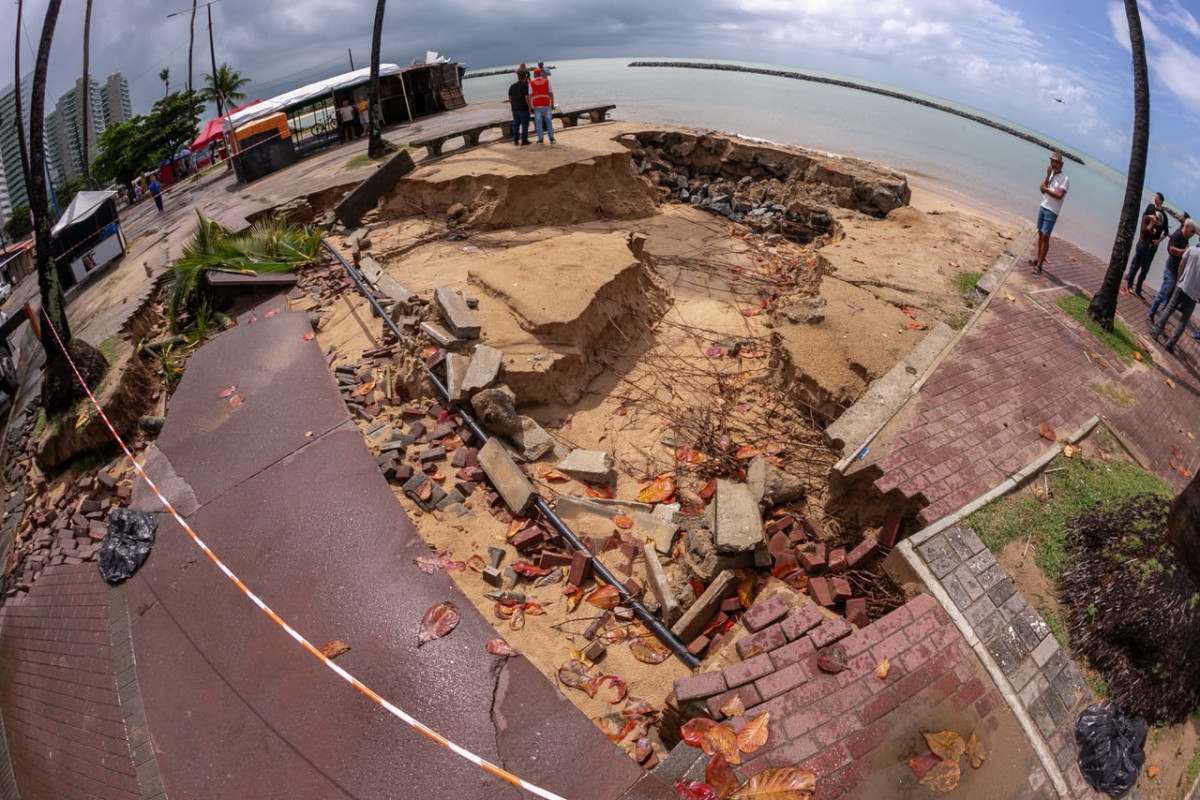 Erosão na Orla do Janga, no Paulista (Foto: Rafael VieiraDP)