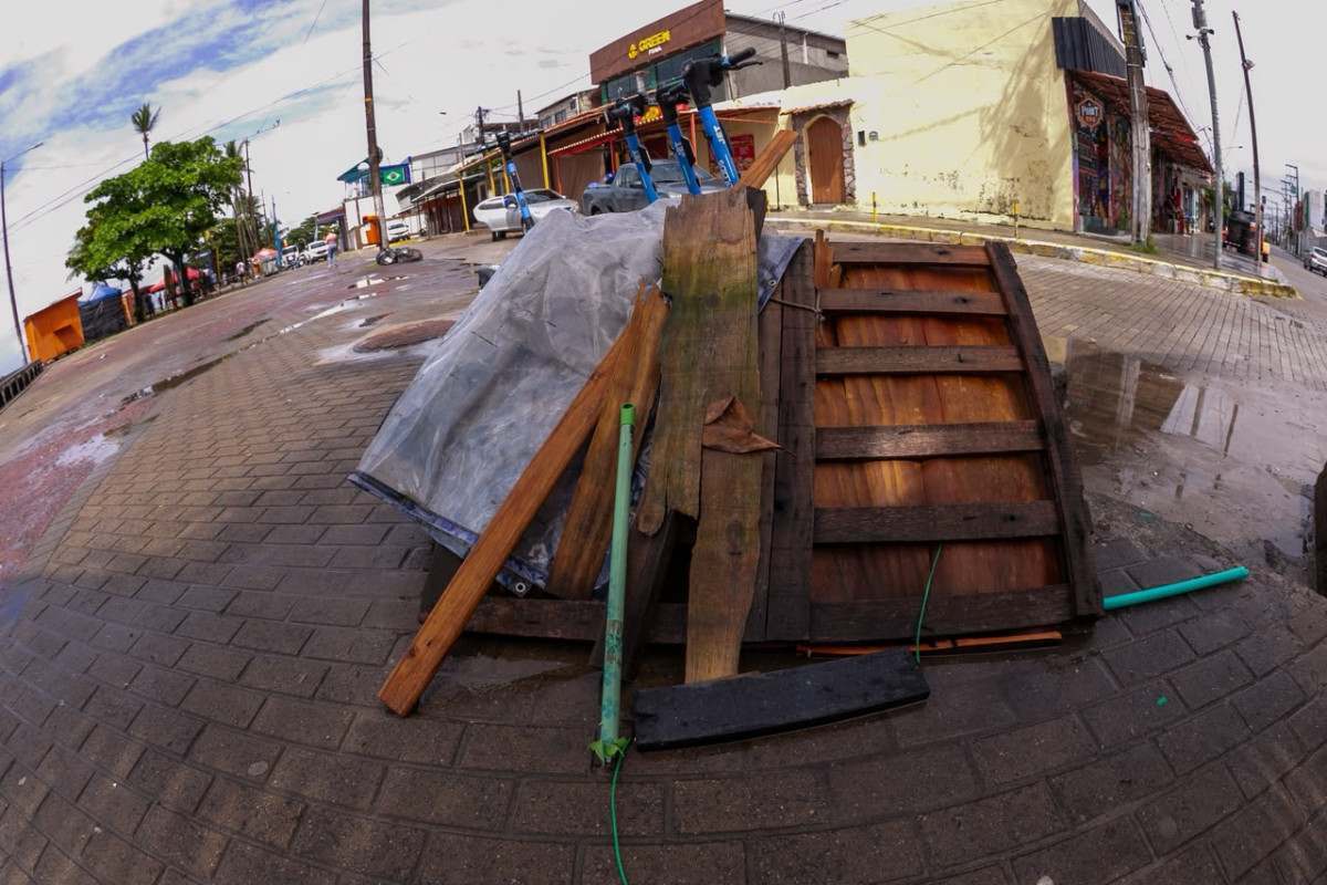Lixo na Orla do Janga, no Paulista (Foto: Rafael Vieira/DP)