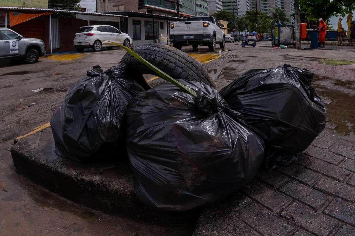 Lixo na Orla do Janga, no Paulista (Foto: Rafael VieiraDP)