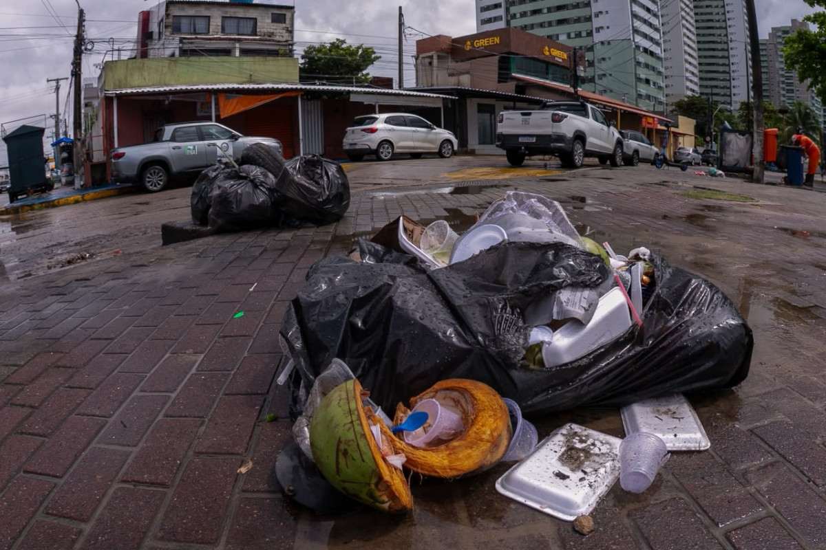 Lixo na Orla do Janga, no Paulista (Foto: Rafael Vieira/DP)