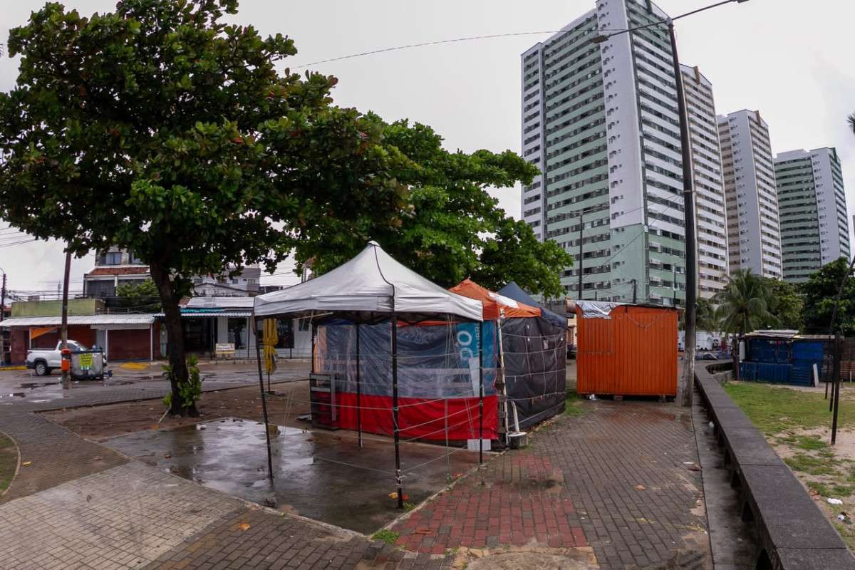 Barracas na Orla do Janga, no Paulista (Foto: Rafael VieiraDP)
