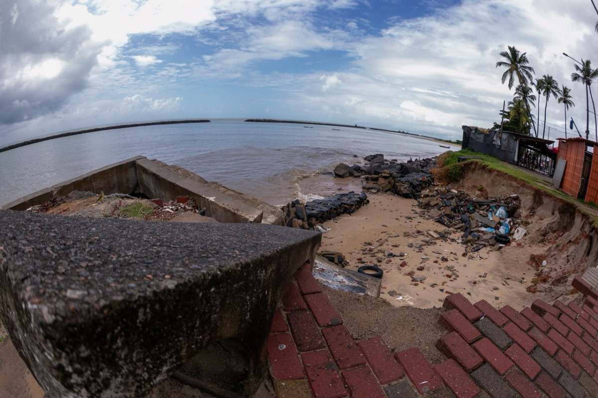 Erosão na Orla do Janga, no Paulista (Foto: Rafael VieiraDP)