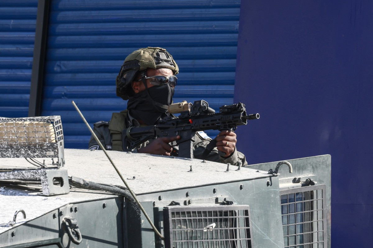 Imagem mostra membro das forças de segurança de Israel/ Foto por ZAIN JAAFAR / AFP