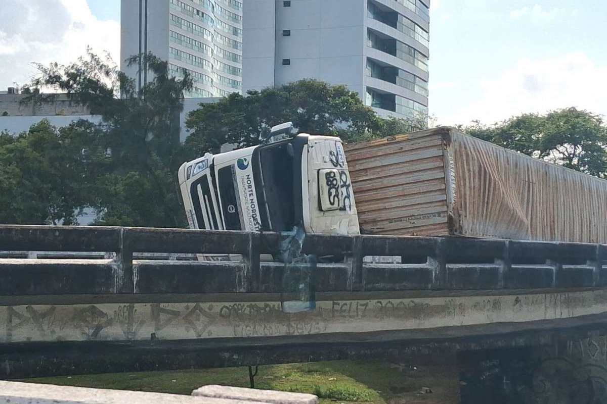 Caminhão baú tomba e interdita faixa do Viaduto Capitão Temudo, no Recife/Foto: Cortesia
