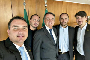 Defesa pede a visita de todos os filhos do ex-presidente (com exce&ccedil;&atilde;o do autoexilado Eduardo) no Dia dos Pais e alega car&aacute;ter absolutamente excepcional