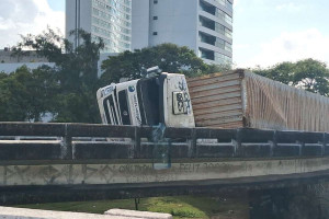 Caminh&atilde;o-ba&uacute; tomba e interdita faixa do Viaduto Capit&atilde;o Temudo, no Recife