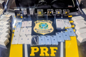 PRF apreende carga de R$ 53 mil em celulares e perfumes sem nota fiscal em Garanhuns, no Agreste de Pernambuco
