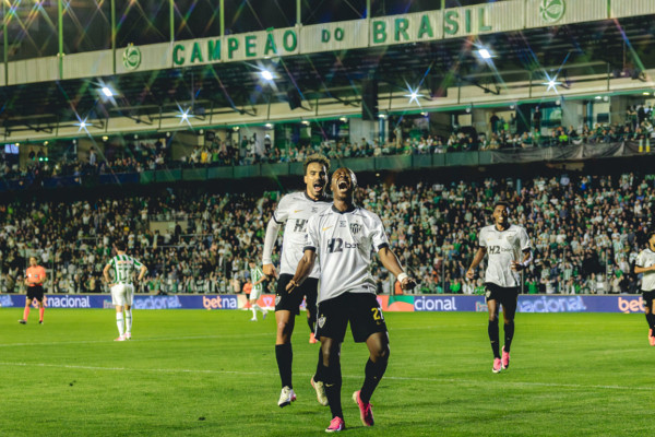 Jogadores do Atl&eacute;tico-MG comemoram gol e classifica&ccedil;&atilde;o no Sul