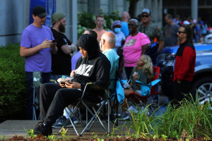Centenas de moradores desempregados do Kentucky aguardam em longas filas para obter ajuda com pedidos de seguro-desemprego