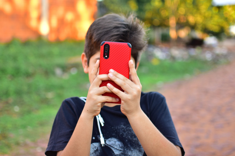 Lei que aumenta punição a crimes digitais contra crianças é sancionada/Foto ilustrativa/Canva