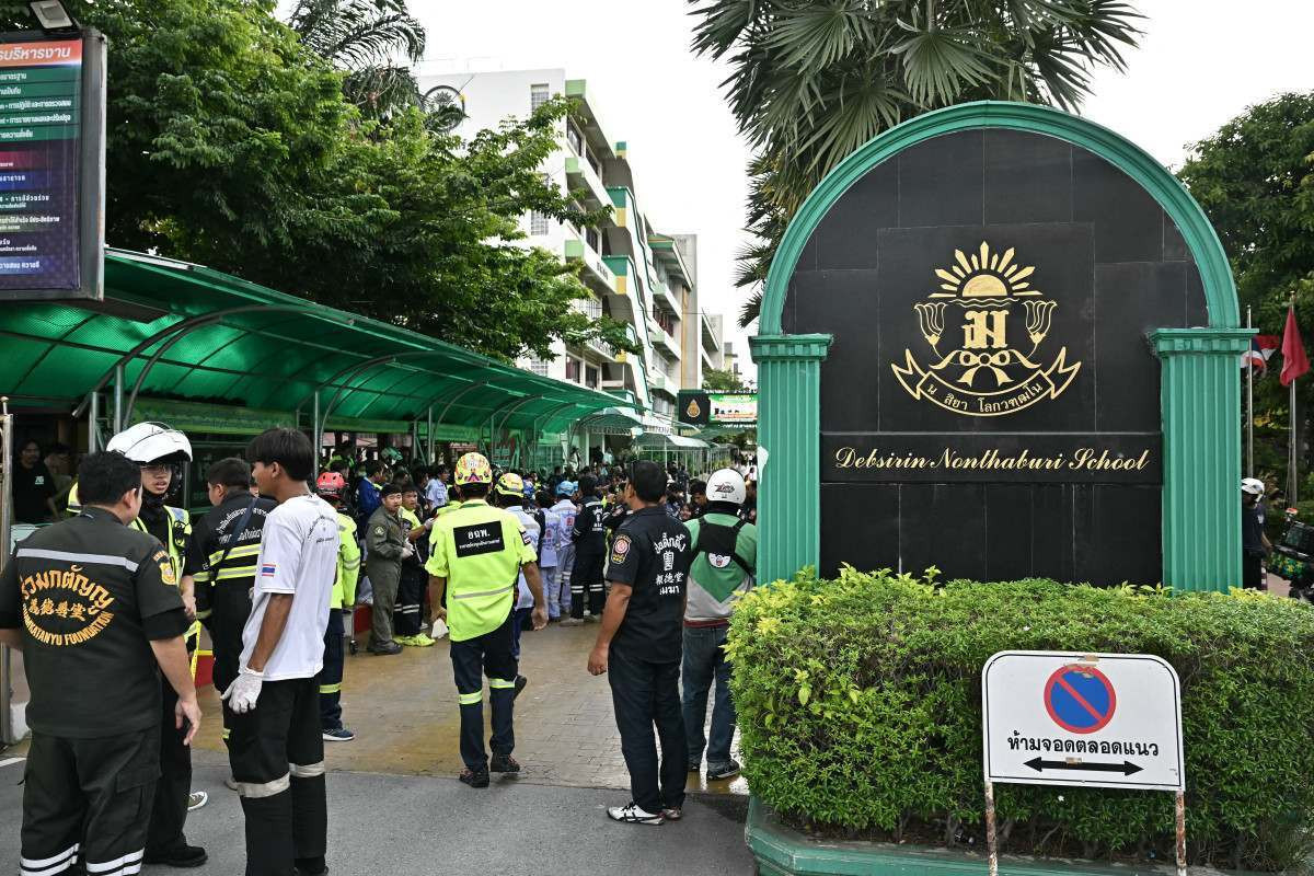 Equipes de emergência estão do lado de fora de uma escola após um tiroteio no distrito de Bang Kruai, na província de Nonthaburi, ao norte de Bangkok, a capital da Tailândia/LILLIAN SUWANRUMPHA/AFP