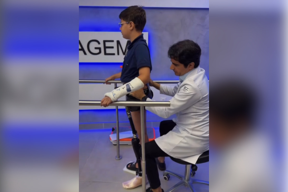 Menino atacado por tubarão inicia uso de prótese na perna./Reprodução/Redes Sociais 