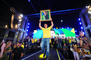 Segundo os analistas do cen&aacute;rio pol&iacute;tico nacional, Fl&aacute;vio Bolsonaro precisa transformar um capital pol&iacute;tico essencialmente familiar em uma candidatura nacional