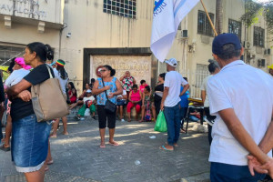 Manifestantes voltam a protestar por moradia e interditam avenida no Centro do Recife