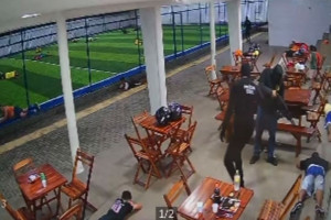 Homem &eacute; executado por criminosos vestidos com camisas da Pol&iacute;cia Penal em Vit&oacute;ria de Santo Ant&atilde;o
