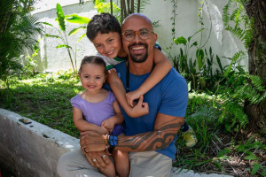 Professor de artes e m&uacute;sica &Iacute;karo Lima Cavalcante, 37 anos, e seus dois filhos