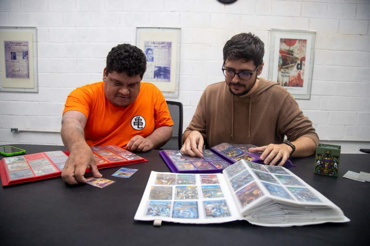Rogério Juan, o Omelete de Togepi, e Rafael Arcoverde compartilham a paixão pelo colecionismo de cartas Pokémon/Foto: Karol Rodrigues/DP Foto