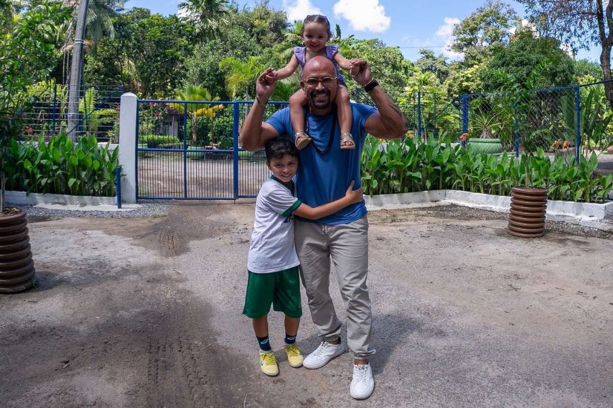 Professor de artes e música Íkaro Lima Cavalcante, 37 anos, e seus dois filhos (Foto: Rafael Vieira/DP)