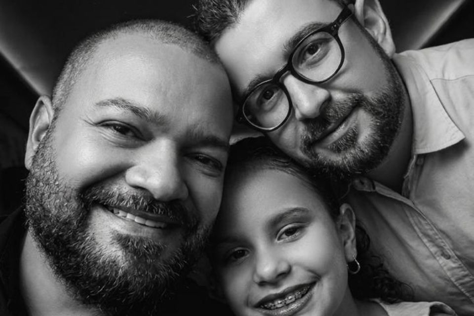 Helder Breno Feitoza, 46 anos, seu marido Leonardo Guerra, 38, e a filha (Foto: Cortesia)