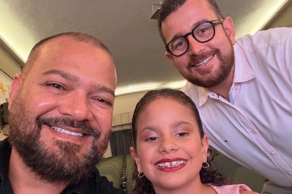 Helder Breno Feitoza, 46 anos, seu marido Leonardo Guerra, 38, e a filha  (Foto: Cortesia)