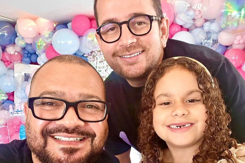 Helder Breno Feitoza, 46 anos, seu marido Leonardo Guerra, 38, e a filha  (Foto: Cortesia)