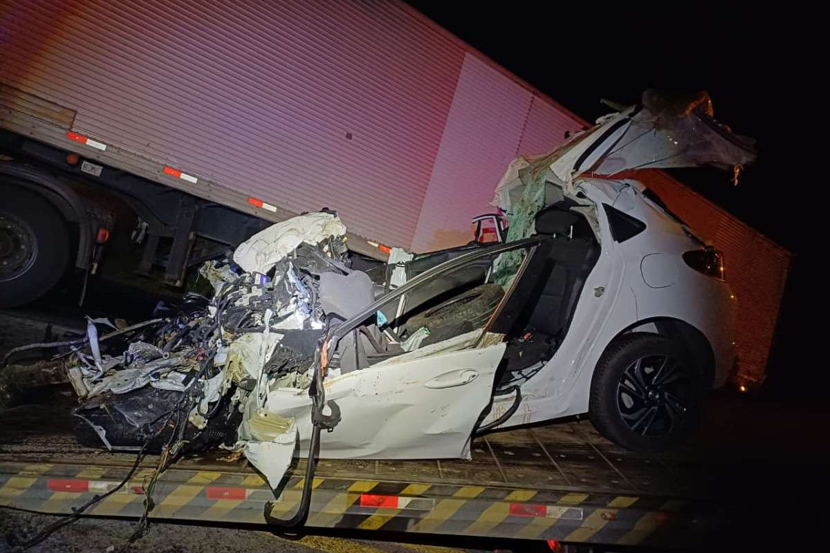 Colisão frontal entre um carro e uma carreta deixou três mortos no Km 151,3 da BR-232, em São Caetano, no Agreste de Pernambuco/Divulgação/PRF