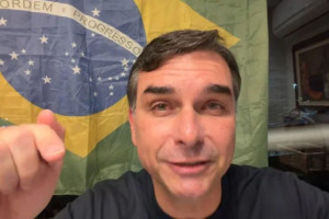 Proibido de visitar o pai, Fl&aacute;vio amea&ccedil;a: "Isso tem dia e hora para acabar"