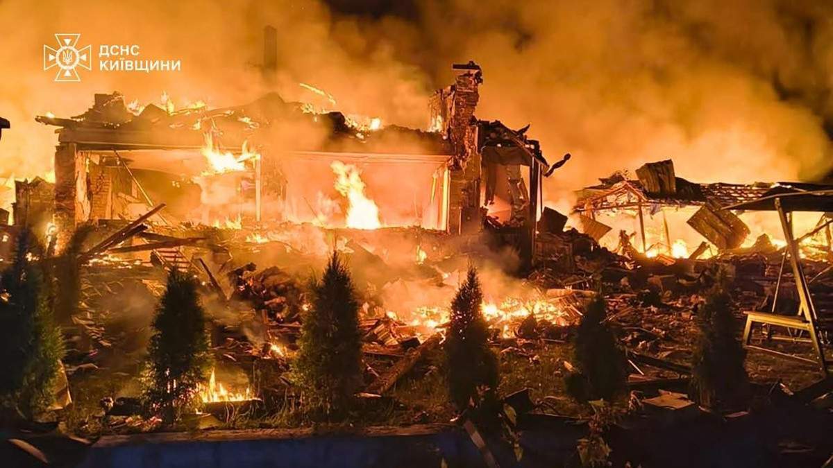 Prédio em chamas após ataques com mísseis balísticos russos na região de Kiev, em meio à invasão russa da Ucrânia/HANDOUT/UKRAINIAN STATE EMERGENCY SERVICE/AFP