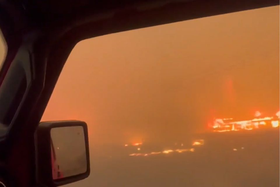 Toda a comunidade de Summerland, com cerca de 12 mil habitantes, foi ordenada a evacuar, juntamente com cerca de 8 mil pessoas em Peachland e arredores./Reprodução/X