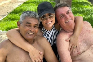 Michelle Bolsonaro publica fotos nas redes sociais em homenagem ao Dia dos Pais. Na foto, ela est&aacute; com o pai e o marido, Jair Bolsonaro.