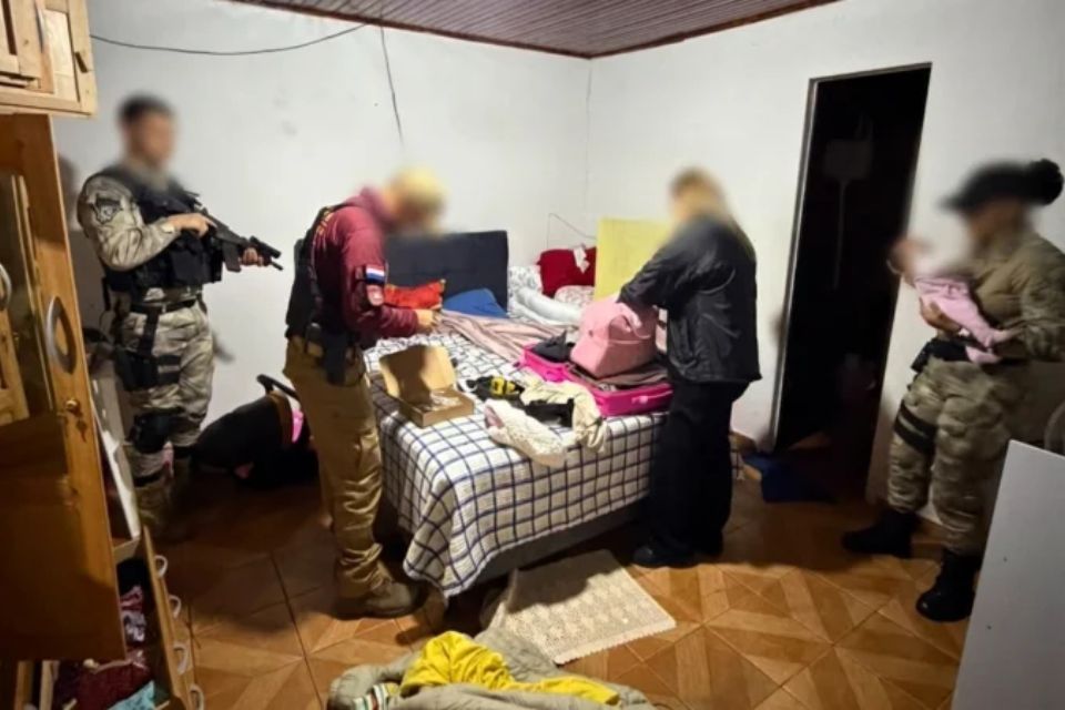 Polícia divulgou imagens do momento em que o bebê é resgatado./Reprodução/Polícia Civil do Mato Grosso do Sul.