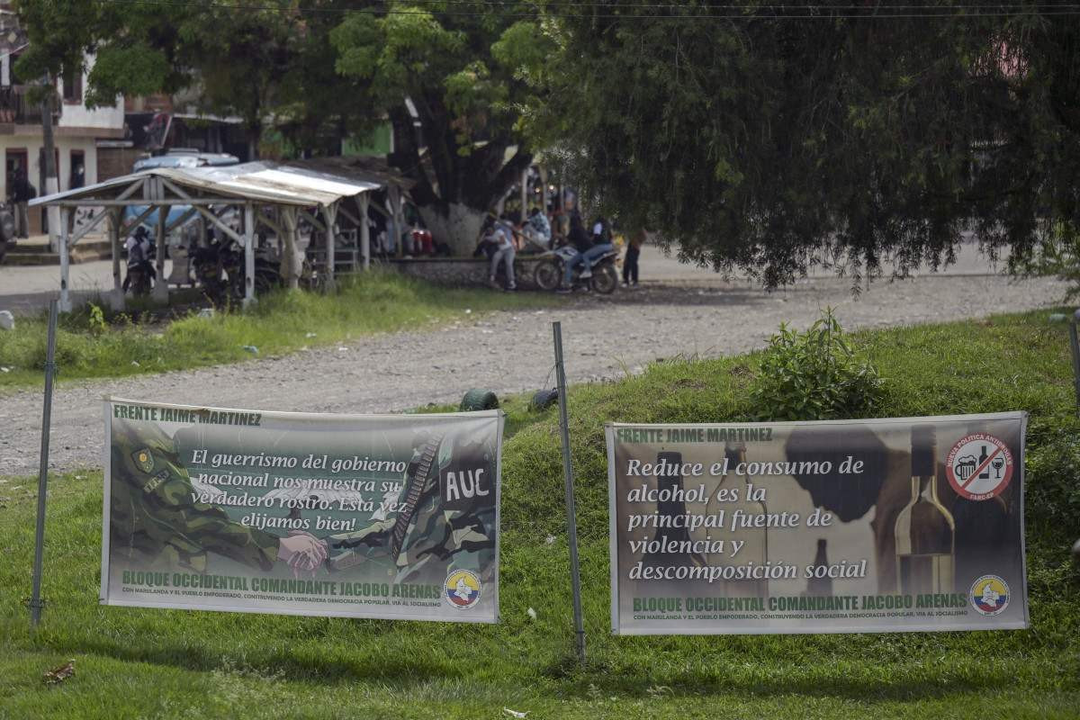 Faixas colocadas por dissidentes das FARC-EP em Timba, na Colômbia/JOAQUIN SARMIENTO/AFP