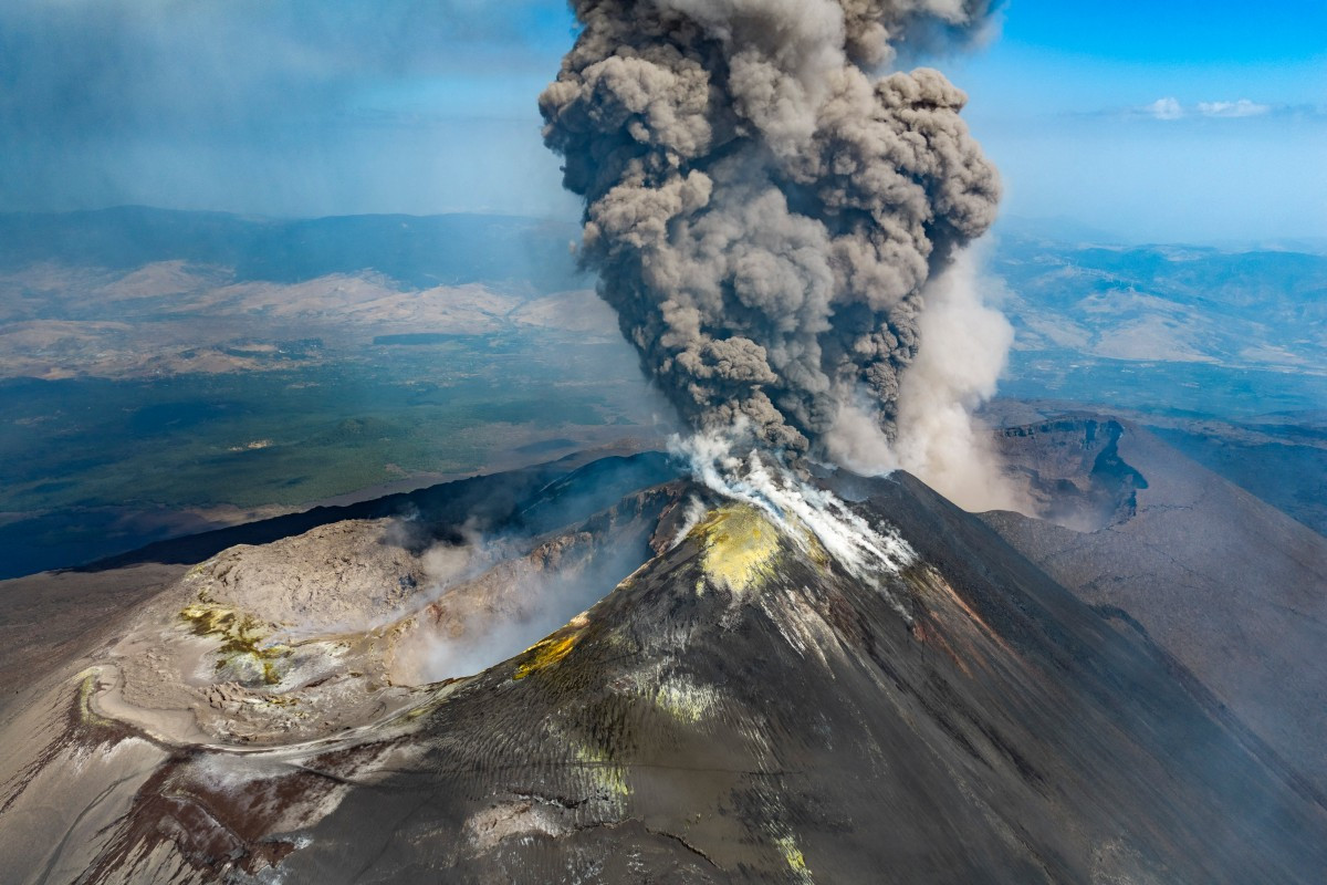 Uma coluna de cinzas se eleva de uma cratera do vulcão Monte Etna /Giuseppe Distefano / Etna Walk / AFP