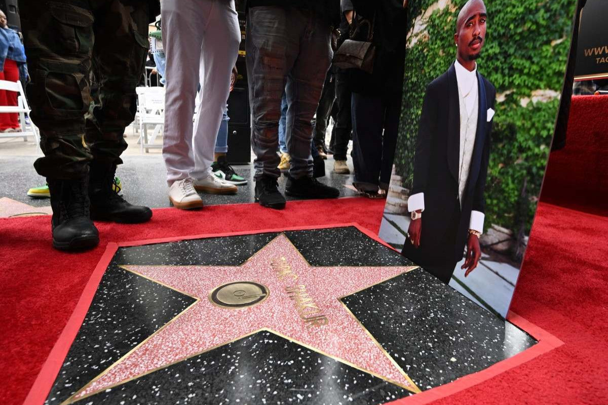 Retrato do rapper americano Tupac Shakur &eacute; exibido durante inaugura&ccedil;&atilde;o de sua estrela na Cal&ccedil;ada da Fama de Hollywood/Robyn Beck/AFP