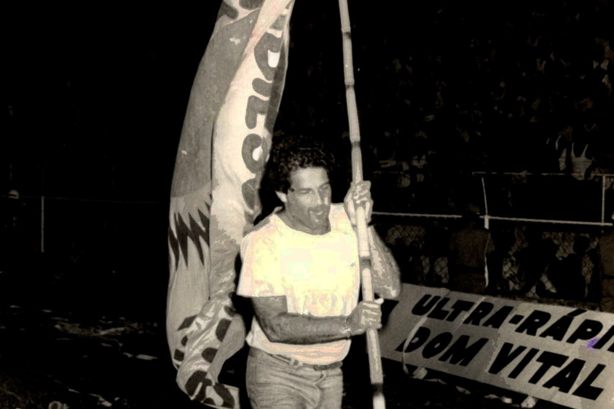 Presidente do Santa Cruz, José Neves, comemorando o título de 1986 na Ilha do Retiro/ACERVO DP