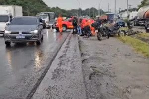 Motociclista atropela pedestre e duas pessoas ficam feridas na BR-101, em Paulista