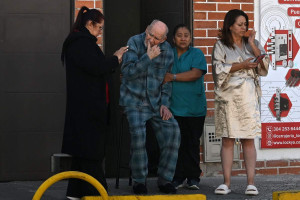 Pessoas evacuam ap&oacute;s um terremoto em Bogot&aacute;, na Col&ocirc;mbia