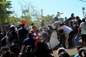 Pessoas buscam sobreviventes em meio aos escombros de um pr&eacute;dio que desabou ap&oacute;s um terremoto em Cali, na Col&ocirc;mbia
