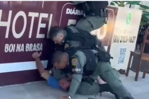 Homem &eacute; asfixiado e leva tapa no rosto durante abordagem policial no Agreste de Pernambuco