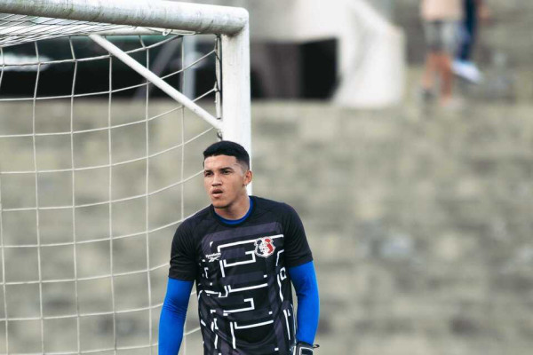 Rokenedy, goleiro do Santa Cruz /Savyo Miguel / FPF