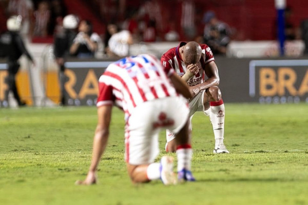 Jogadores do N&aacute;utico em partida nos Aflitos pela S&eacute;rie B