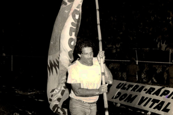 Presidente do Santa Cruz, Jos&eacute; Neves, comemorando o t&iacute;tulo de 1986 na Ilha do Retiro
