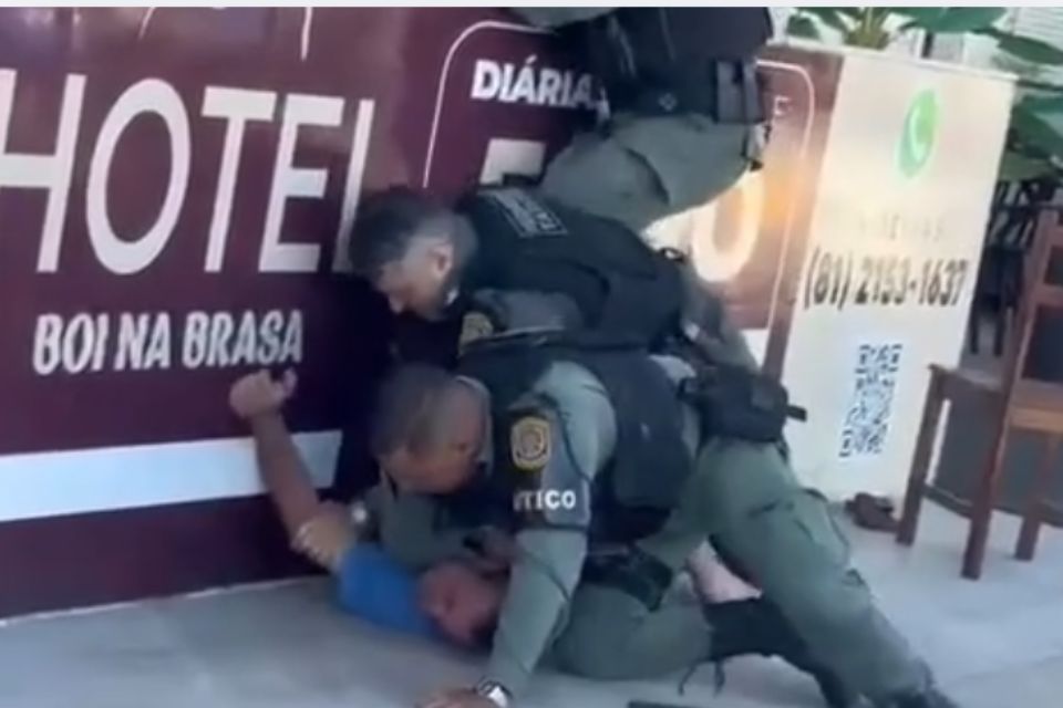 A PMPE afirmou que as circunstâncias do fato serão apuradas pela corporação para avaliar excessos na intervenção.
/Foto: Reprodução / Redes sociais