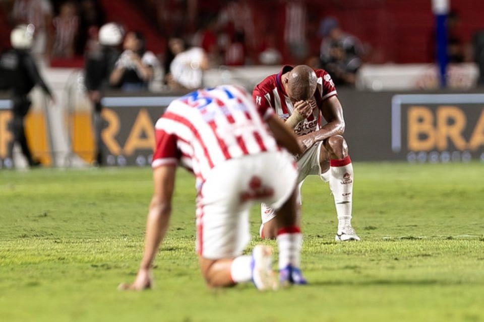 Jogadores do Náutico em partida nos Aflitos pela Série B/Rafael Vieira / CNC