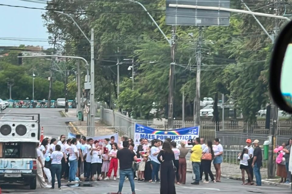 As famílias entregaram relatos e cobraram investigação da Polícia Civil e do Cremepe/Nicolle Gomes/DP
