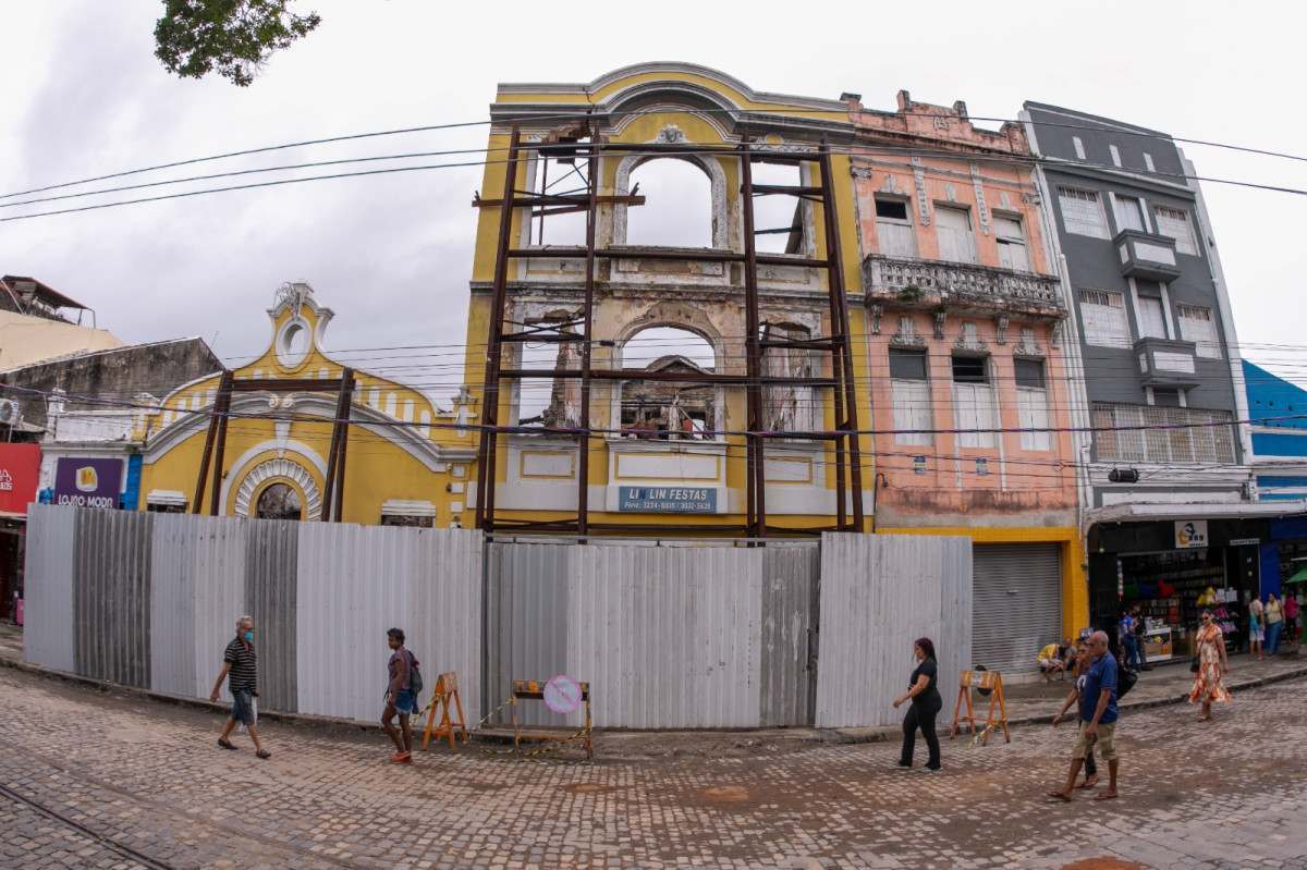 Em maio de 2025, o antigo prédio do Cine Glória foi atingido pelas chamas/Rafael Vieira/DP Fotos