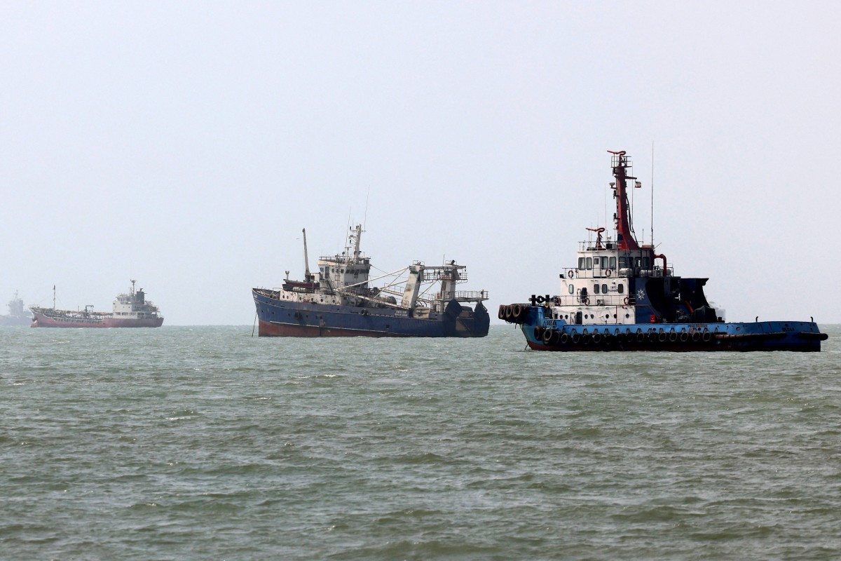Embarcações transitam pelo Estreito de Ormuz, ao largo de Bandar Abbas, no sul do Irã/Atta Kenare/AFP