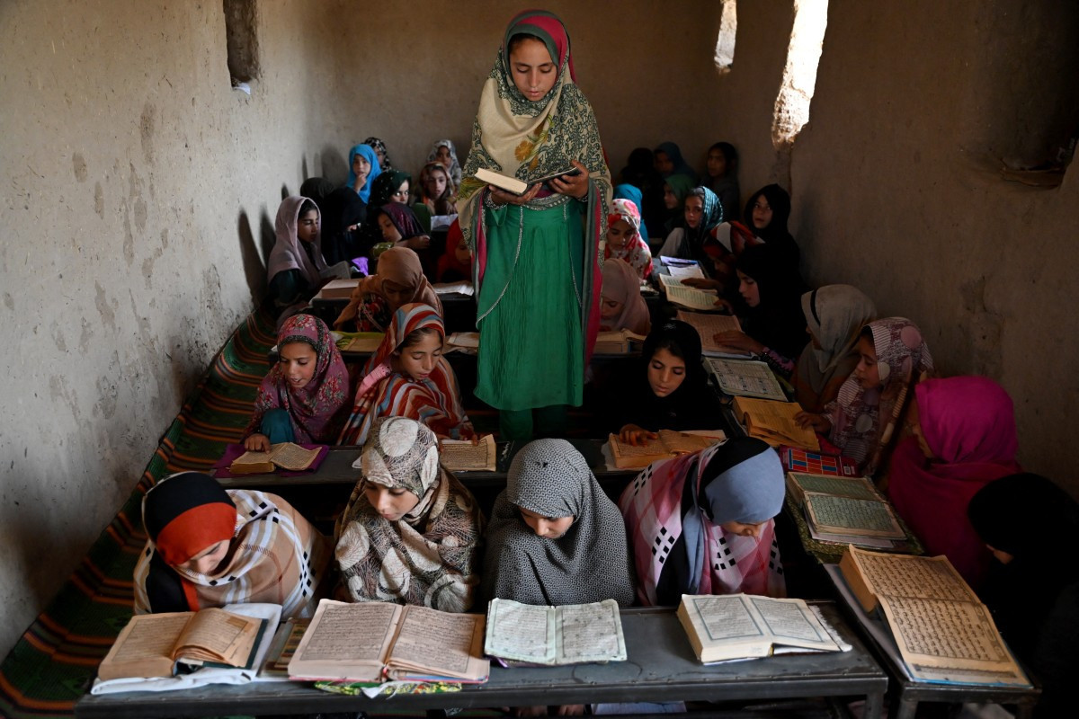 Meninas afegãs leem o alcorão em escola islâmica no Afeganistão/ Sanaullah Seiam/AFP