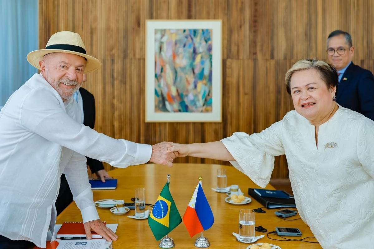 O presidente Lula e a chanceler filipina Maria Theresa Lazaro, nesta terça (11)/Thiago Rosa/PR