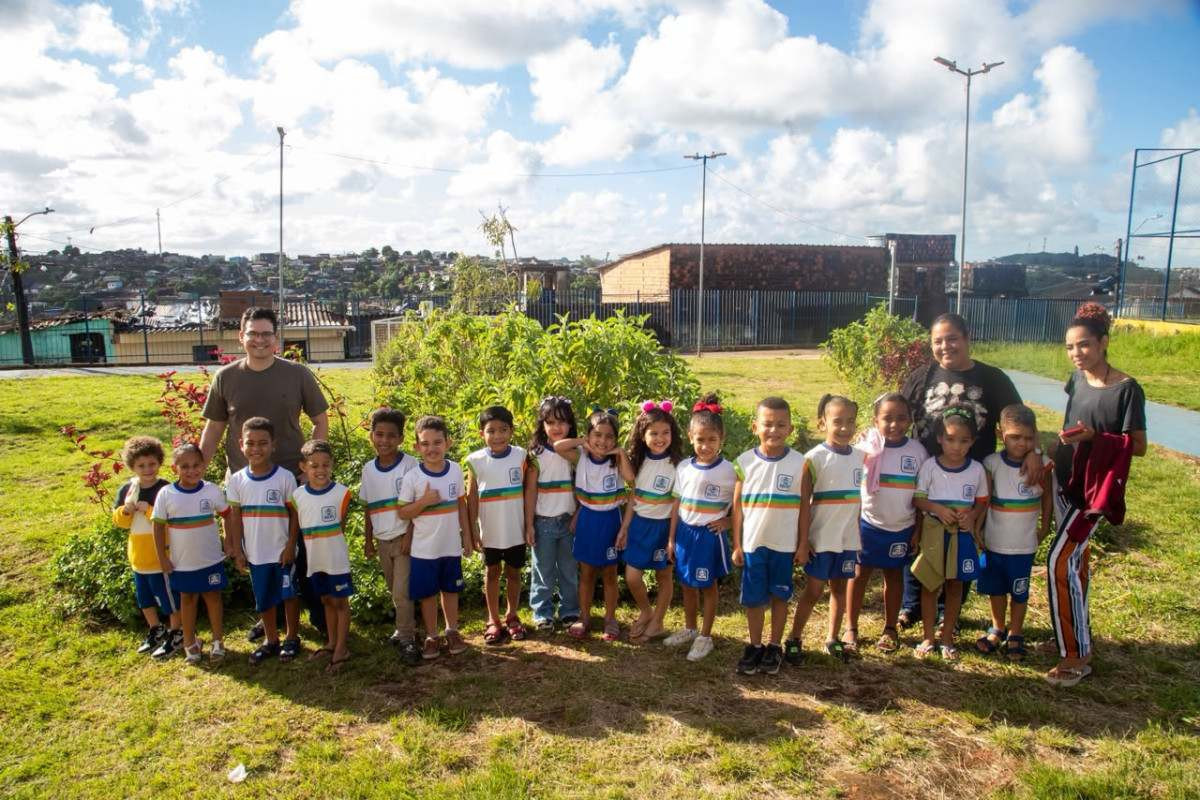 Um dos projetos vencedores é o "Que Horta! Cultivando Saberes e Semeando Histórias", desenvolvido pelo professor Júlio César Saldanha, da Escola Municipal Alto Santa Terezinha.  (Foto: Karol Rodrigues / DP Fotos)